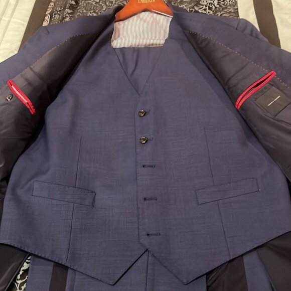 Tommy Hilfiger 3 Piece Navy Suit Jacket, very nice 44S PANTS 36/30 - Picture 3 of 10